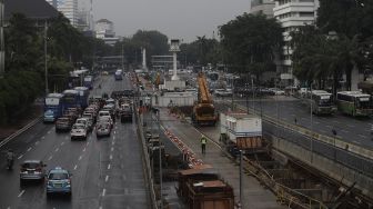 Suasana pembangunan proyek MRT Fase II Bundaran HI-Harmoni di Jalan M.H Thamrin, Jakarta, Selasa (16/2/2021). [Suara.com/Angga Budhiyanto]