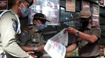 Anggota Satpol PP Kota Bogor melakukan penyegelan tempat wisata air The Jungle Waterpark, Bogor Nirwana Residence (BNR), Kota Bogor, Jawa Barat, Senin (15/2/2021). [ANTARA FOTO/Arif Firmansyah]
