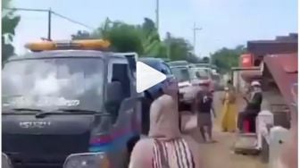 Viral Warga Desa Tuban Beli Mobil Barengan, Warganet: Horang Kaya Baru..