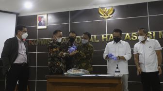Komisioner Komnas HAM Choirul Anam (ketiga kanan) bersiap menyerahkan barang bukti terkait tewasnya enam laskar FPI kepada Bareskrim Polri di Kantor Komnas HAM, Jakarta, Selasa (16/2/2021). [Suara.com/Angga Budhiyanto]