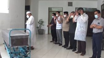 Hasil Swab Negatif, Jenazah Bupati Yusriansyah Syarkawi Dimakamkan di Paser