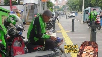 Driver Ojol Ini Tunggu Pesanan Sambil Baca Al Quran, Bikin Publik Terenyuh