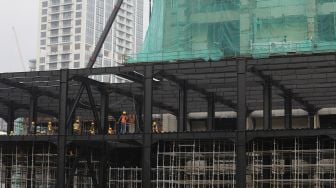 Pekerja menyelesaikan renovasi bangunan Gedung Sarinah di Jalan MH Thamrin, Jakarta, Selasa (16/2/2021). [Suara.com/Angga Budhiyanto]