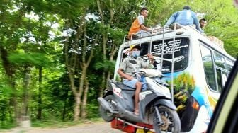 Tumpangi Motor di Atas Bus yang Sedang Melaju Hanya di Pulau Timor, Bung!