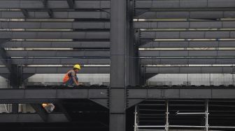 Pekerja menyelesaikan renovasi bangunan Gedung Sarinah di Jalan MH Thamrin, Jakarta, Selasa (16/2/2021). [Suara.com/Angga Budhiyanto]