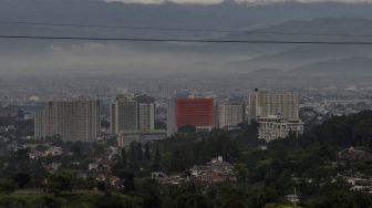 Suasana gedung perhotelan dan apartemen yang terlihat dari kawasan Bandung Utara, Kota Bandung, Jawa Barat, Rabu (17/2/2021).  ANTARA FOTO/Novrian Arbi