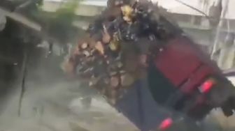 Detik-detik Truk Terbalik di Jalanan Bikin Merinding, Videonya Viral