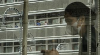 Sejumlah tamu berdiri di balkon salah satu hotel di Kota Bandung, Jawa Barat, Rabu (17/2/2021). ANTARA FOTO/Novrian Arbi
