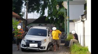 Potret Kecelakaan Mobil di Area Makam Bikin Heran, Posisi Ban Jadi Sorotan