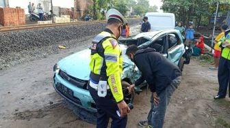 BRAKK! Sedan Ditabrak Kereta Sampai Ringsek, 3 Penumpang Masih Hidup