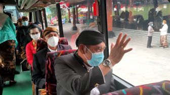 Momen Haru Rudy-Purnomo Tinggalkan Balai Kota Solo Naik Bus Umum
