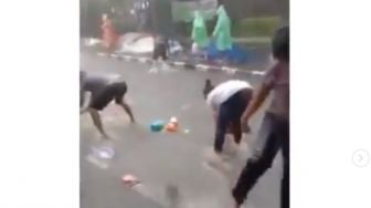 Viral Penjual Perabot Plastik Berjibaku Kejar Dagangan yang Terseret Banjir