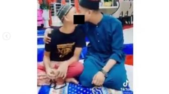 Heboh! Dua Remaja Pria Ciuman Bibir di Atas Sajadah, Ngakunya Kakak Adik