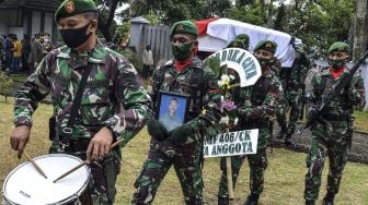 Jenazah 2 Prajurit TNI yang Ditembak di Papua Dimakamkan di Kampung Halaman