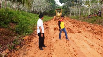 Dinas PUPR Muba Respons Laporan Jalan Rusak di Plakat Tinggi