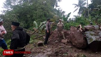 Tanah Longsor Timbun Jalan di Desa Sukadana Majalengka