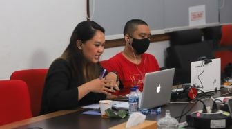 Para dewan juri saat melakukan proses penjurian finalis Bintang Suara Grup 3 yang diselenggarakan secara virtual di Kantor Suara.com, Jakarta Selatan, Kamis (18/2/2021). [Suara.com/Alfian Winanto]