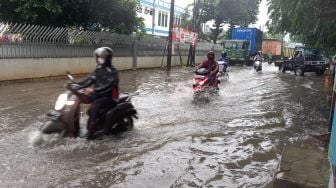 Kali Baru Meluap Jalan Raya Bojonggede Direndam Banjir