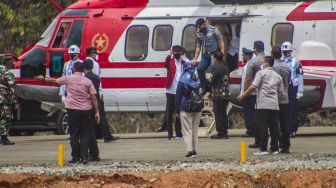 Presiden Joko Widodo (tengah) turun dari Helikopter Super Puma TNI AU saat tiba di Desa Pipitak Jaya untuk meresmikan Bendungan Tapin di Kecamatan Piani, Kabupaten Tapin, Kalimantan Selatan, Kamis (18/2/2021).  ANTARA FOTO/Bayu Pratama