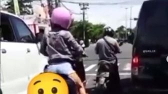 Viral, Pemotor Pakai Hotpants Pamer Goyang Bokong di Lampu Merah