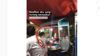 Viral Bocah Berjualan Nasi Goreng di Malam Hari, Publik: Pahalamu Besar Dik