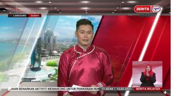 Dikira Pakai Gaun Cheongsam, Outfit Presenter Pria Ini Jadi Pro Kontra