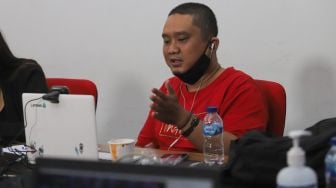 Juri dari label ProAktif, Bambang Sugianto saat melakukan proses penjurian finalis Bintang Suara Grup 3 yang diselenggarakan secara virtual di Kantor Suara.com, Jakarta Selatan, Kamis (18/2/2021). [Suara.com/Alfian Winanto]