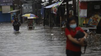 Ratusan Rumah Mati Listrik karena Banjir di Klender dan Kalimalang