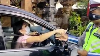 Viral! Ibu Pengemudi Mobil Tak Terima Ditilang Lalu Maki-maki Polisi