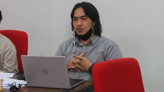 Juri dari Suara.com, Ferry Noviandi saat melakukan proses penjurian finalis Bintang Suara Grup 3 yang diselenggarakan secara virtual di Kantor Suara.com, Jakarta Selatan, Kamis (18/2/2021). [Suara.com/Alfian Winanto]