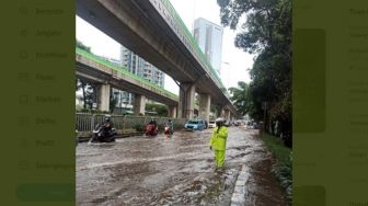 Jalan Kapten Tendean Banjir, Mobil dan Motor Lewat Tengah