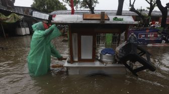 Warga Bantaran Sungai Jakarta Siaga Banjir