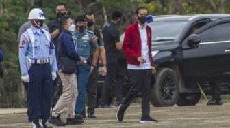 Presiden Joko Widodo berjalan menuju Helikopter Super Puma TNI AU usai meresmikan Bendungan Tapin di Desa Pipitak Jaya, Kabupaten Tapin, Kalimantan Selatan, Kamis (18/2/2021). ANTARA FOTO/Bayu Pratama
