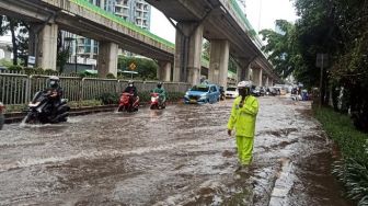 Siang Diguyur Hujan Deras, Sejumlah Jalanan di Ibu Kota Jakarta Tergenang
