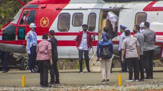 Presiden Joko Widodo (tengah) turun dari Helikopter Super Puma TNI AU saat tiba di Desa Pipitak Jaya untuk meresmikan Bendungan Tapin di Kecamatan Piani, Kabupaten Tapin, Kalimantan Selatan, Kamis (18/2/2021).  ANTARA FOTO/Bayu Pratama