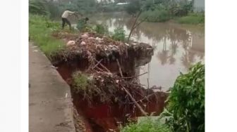 Curah Hujan Tinggi, Tanggul Longsor di Tangerang, Mobil Berat Bisa Amblas