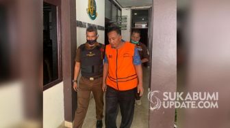 Kenakan Rompi Oranye, Kades Bojongkaret Sukabumi Korupsi Dana Desa