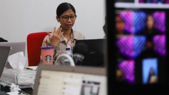 Juri dari Suara.com, Ririn Indriani saat melakukan proses penjurian finalis Bintang Suara Grup 3 yang diselenggarakan secara virtual di Kantor Suara.com, Jakarta Selatan, Kamis (18/2/2021). [Suara.com/Alfian Winanto]