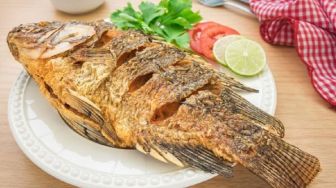 Banyak yang Salah, Begini Cara Goreng Ikan agar Tak Lengket di Wajan