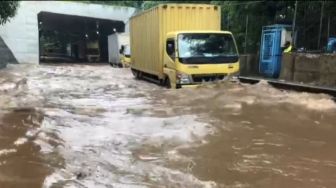 Nekat Terobos Banjir di Terowongan Cawang, Sejumlah Truk Mati Mesin