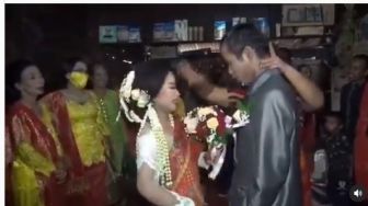 Viral Emak-emak Geregetan Lihat Pengantin Pria Malu Cium Kening Istri