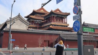 Seorang warga memotret Kuil Yonghegong yang ditutup untuk umum di Distrik Dongcheng, Kota Beijing, China, Kamis (18/2/2021). ANTARA FOTO/M. Irfan Ilmie

