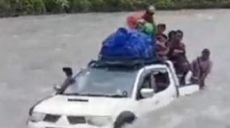 Heboh Mobil Hanyut di Sungai Kabur, Polisi Klaim Semua Penumpang Selamat