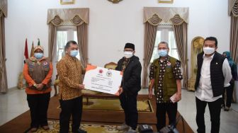 Ketua Timwas Bencana DPR Serahkan Bantuan Kepada Plh. Bupati Sukabumi