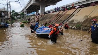 Rumah Dikepung Banjir, Jenazah Nenek Maryati Dievakuasi Pakai Perahu Karet