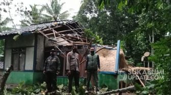 Cianjur Diterjang Hujan Angin, Pohon Tumbang Timpa Rumah Mak Iih