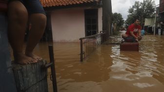 Banjir di Cipinang Melayu Surut, Barang Elektronik Warga Banyak yang Rusak