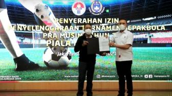 Menpora Serahkan Surat Izin Turnamen Pramusim ke PSSI