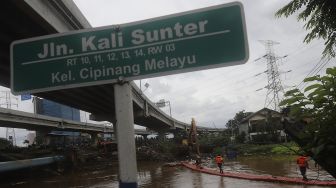 Atasi Banjir, Petugas UPK Badan Air Berjibaku Angkut Sampah di Kali Sunter