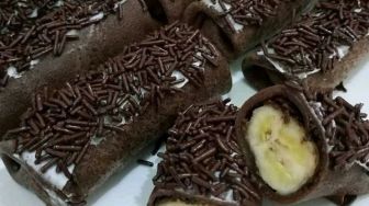 Warganet Beli Kue Dadar Gulung, Pas Dizoom Publik Kaget Lihat Ada Siluet Ini